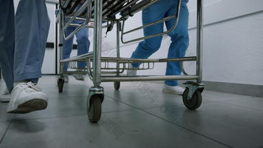 医务人员腿运行医院走廊滚动格尼紧急房间